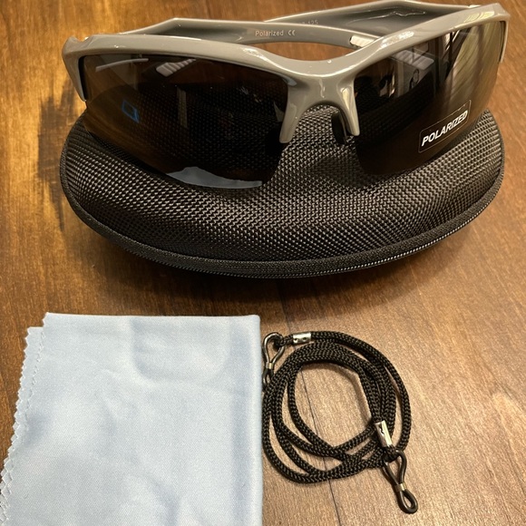 Polarized Fishing Sunglasses with Anti-Lost Strap 
New condition - Picture 9 of 9